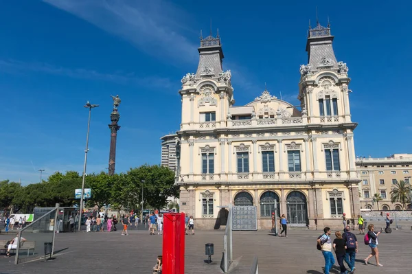 Estatua de Cristóbal Colón señalando América con turista . — Foto de Stock