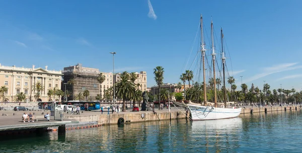 Turystów spacer wzdłuż portu obok Santa Eulalia n Barcelona — Zdjęcie stockowe