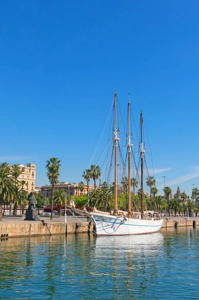 Tourists stroll along the port next to Santa Eulalia in Barcelona, Spain — Stock Photo, Image