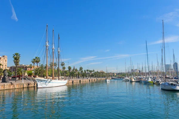 Turistas pasean por el puerto junto a Santa Eulalia en Barcelona —  Fotos de Stock