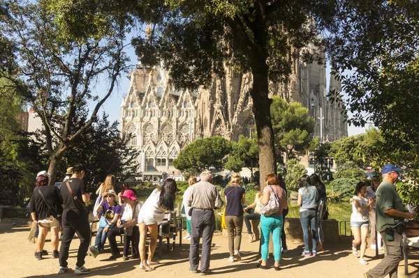 Tourists at Nativity facade of La Sagrada Familia - the impressi — Stock Photo, Image