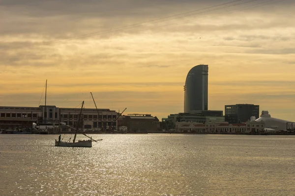 Sonnenaufgang am Hafen von Barcelona, am Ende der Ramblas. Bar — Stockfoto