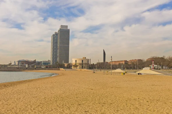 Близнецы башни, расположенные между пляжем Barceloneta и т — стоковое фото