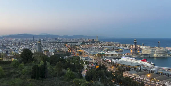 Barcelona skyline panorama en la hora azul. España —  Fotos de Stock