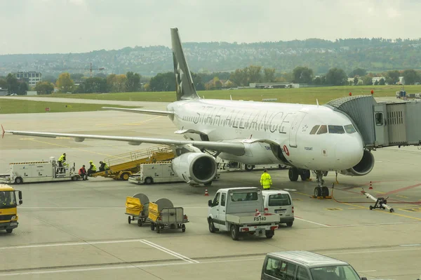 Un avión de Start Alliance en el aeropuerto internacional de jalá — Foto de Stock