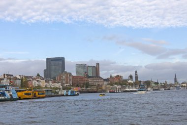 Hamburg, Almanya Elbe Nehri üzerinde tekne turist ile gider