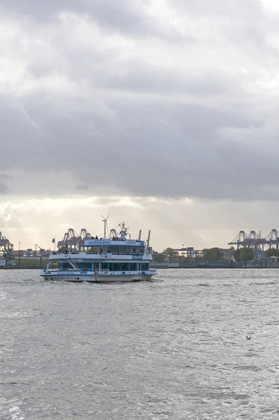 Barco con turistas va en el río Elba en Hamburgo, Alemania —  Fotos de Stock