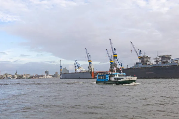 Boot met toeristen gaat op rivier de Elbe in Hamburg, Duitsland — Stockfoto