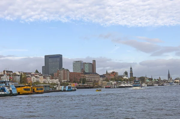 Hamburg, Almanya Elbe Nehri üzerinde tekne turist ile gider — Stok fotoğraf
