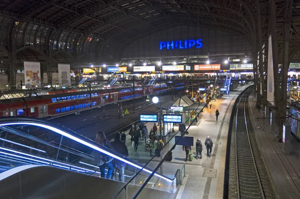 Интерьер центрального железнодорожного вокзала Гамбурга. Германия — стоковое фото