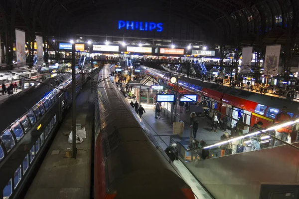 Interiér hlavní železniční nádraží v Hamburku. Německo — Stock fotografie