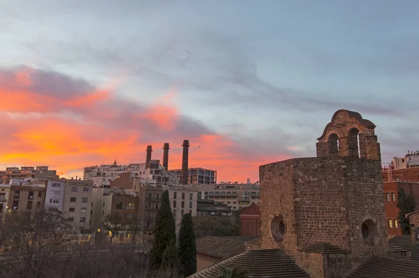 Nascer do sol no bairro Raval em Barcelona: Sant Pau del Camp chu — Fotografia de Stock