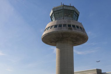 Kontrol kulesi Barcelona havaalanında yanında Sp bir uçak uçar