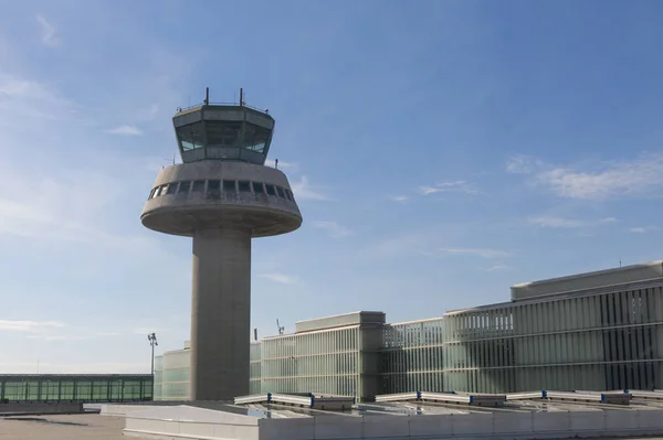 Башня управления в аэропорту Барселоны, Каталония, Испания . — стоковое фото