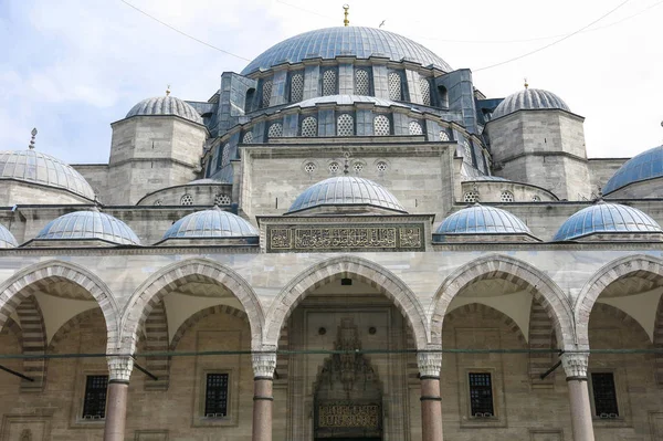 Двор мечети Сулеймание. Истамбул, Турция — стоковое фото
