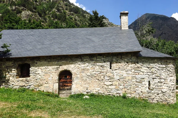 Kapliczka romański w Pirenejach. Katalonia, Hiszpania — Zdjęcie stockowe