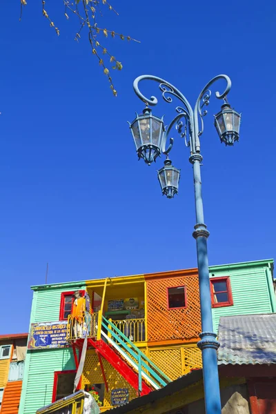 Farola con las coloridas casas en Caminito en La Boca dist — Foto de Stock