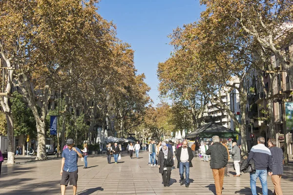 La Rambla utca. A leg--bb népszerű street, Barcelona, Spanyolország — Stock Fotó