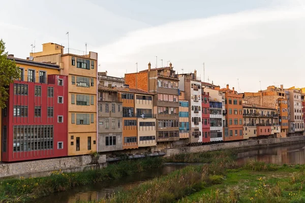 A homlokzat a házak az Onyar-folyó partján. Girona, Catalon — Stock Fotó