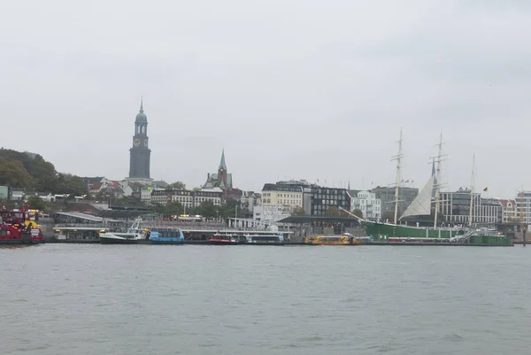 View of the St. Pauli Piers, one of Hamburg's major tourist attr — Stock Photo, Image