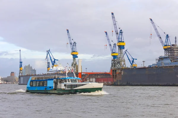Båt med turister går floden Elbe i Hamburg, Tyskland — Stockfoto