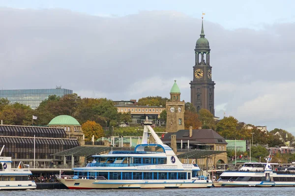 Kilátás nyílik a St. Pauli Piers, egyik Hamburg főbb turisztikai látnivalók a vá — Stock Fotó