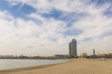 İkiz kuleleri, Barceloneta plaj ve t arasında yer alan