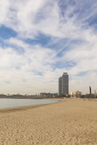 Близнецы башни, расположенные между пляжем Barceloneta и т — стоковое фото