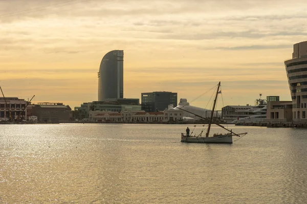 Sonnenaufgang am Hafen von Barcelona, am Ende der Ramblas. Bar — Stockfoto