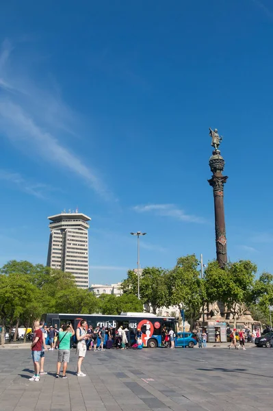 Pomnik Krzysztofa Kolumba, wskazując Ameryka, touristst trave — Zdjęcie stockowe
