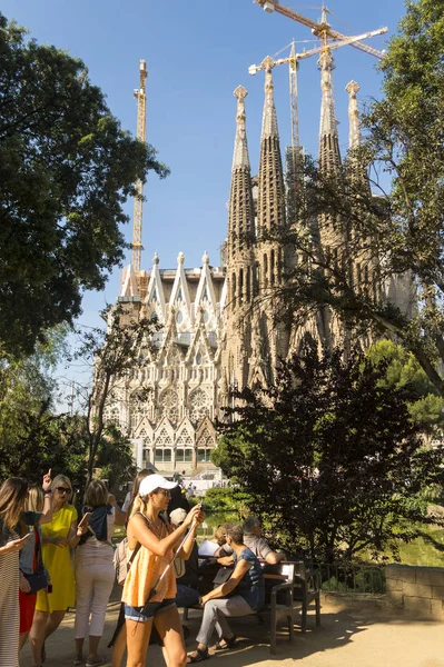 Turistas na fachada Natividade de La Sagrada Familia - o impressi — Fotografia de Stock