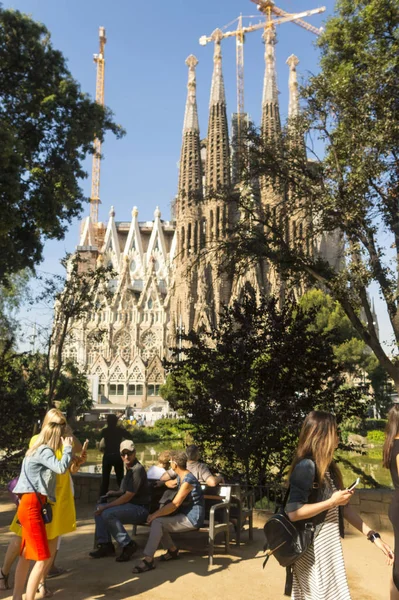 Turisti alla facciata della Natività della Sagrada Familia - l'impressione — Foto Stock