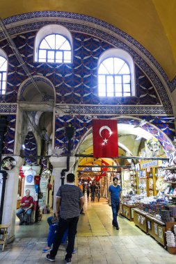 Kimliği belirsiz kişi ile Istanbul'da kapalı çarşı. Türkiye