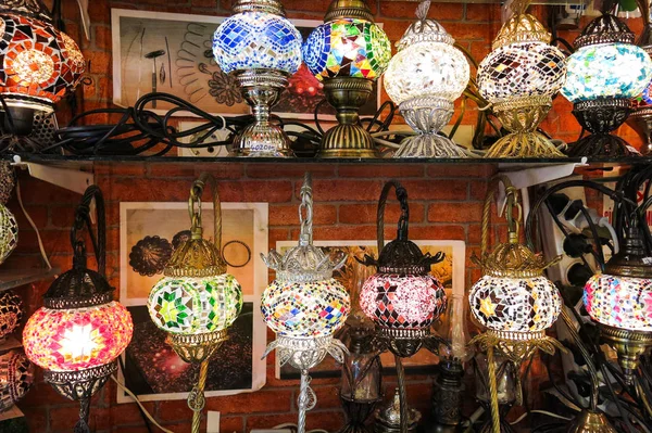 İstanbul 'daki Grand Bazaar' da satılık kristal lambalar