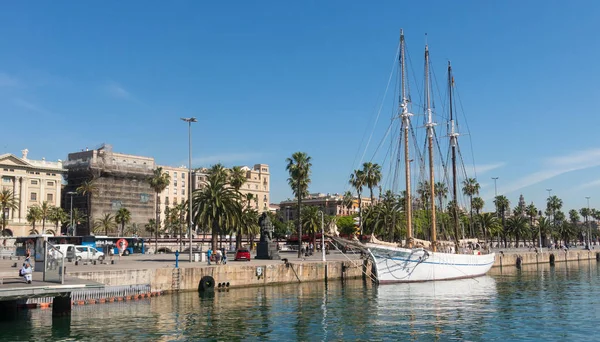 Tourists stroll along the port next to Santa Eulalia in Barcelon — Stock Photo, Image