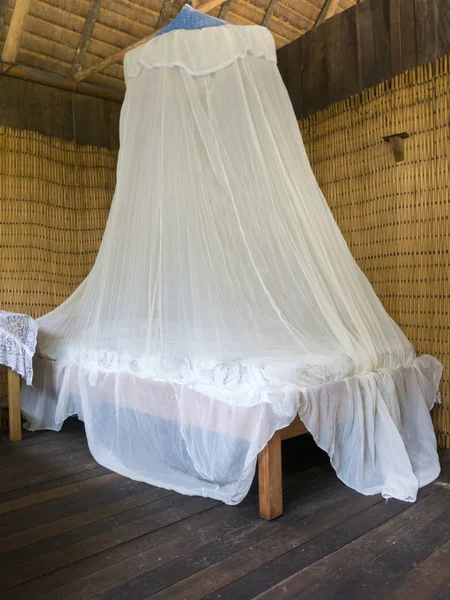 Jaring nyamuk di kamar tidur di bungalow kayu — Stok Foto
