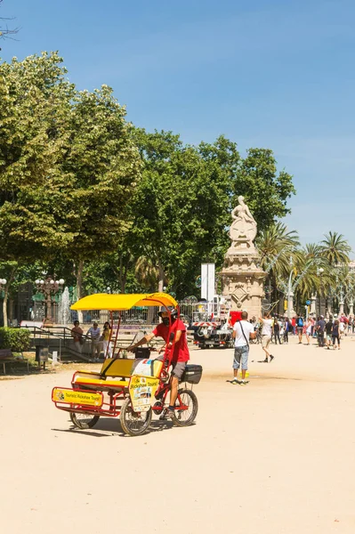 Unknown people and a tricycle, stroll along the main walk of the — Stock Photo, Image