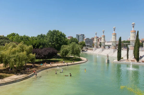 Люди купаются в пруду Индустриального парка в районе Сантс , — стоковое фото