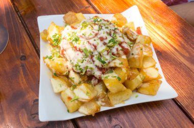 Patates bravas geleneksel İspanyol patatesleri aperatif tapas