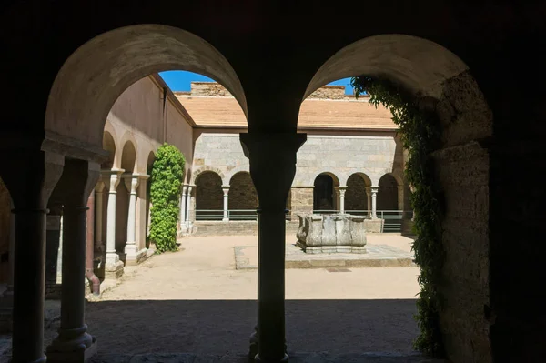 Claustro de la abadía de Sant Pere de Rodes, España . — Foto de Stock
