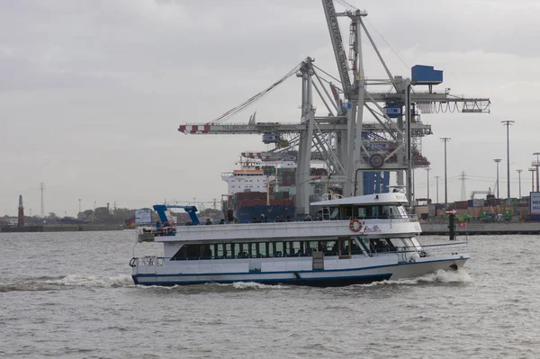 Båt med turister går floden Elbe i Hamburg, Tyskland — Stockfoto