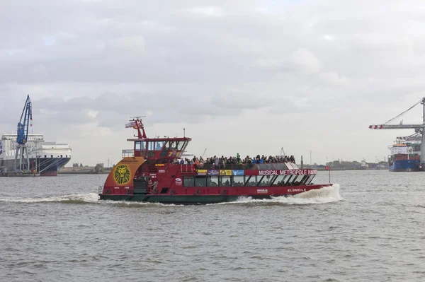 Båt med turister går floden Elbe i Hamburg, Tyskland — Stockfoto