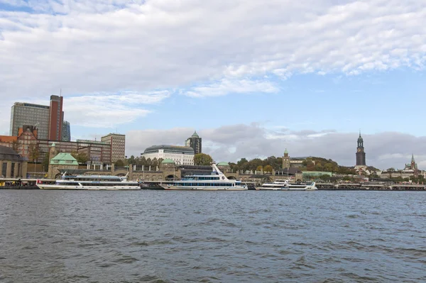 Vista do St. Pauli Piers, um dos principais turistas de Hamburgo — Fotografia de Stock