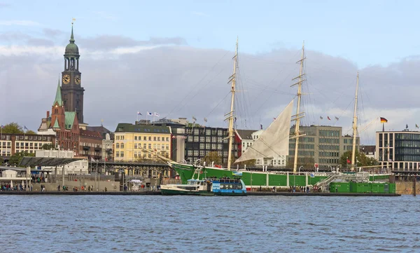 Kilátás nyílik a St. Pauli Piers, egyik Hamburg főbb turisztikai látnivalók a vá — Stock Fotó