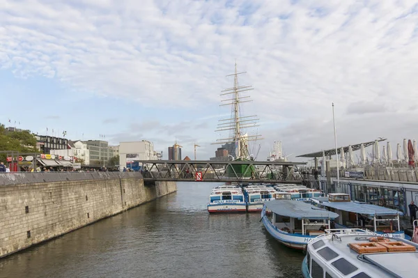 Vista de los muelles de St. Pauli, uno de los principales destinos turísticos de Hamburgo — Foto de Stock