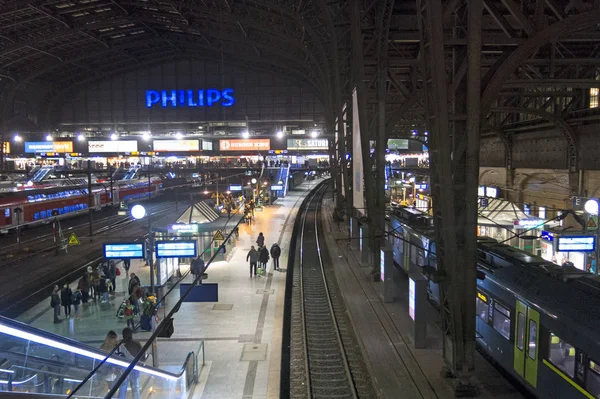 Интерьер центрального железнодорожного вокзала Гамбурга. Германия — стоковое фото