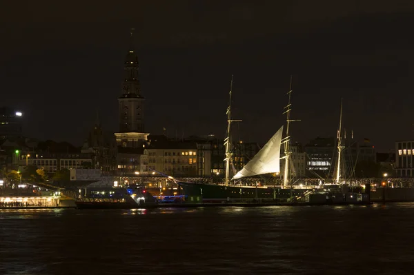 Vista do St. Pauli Piers à noite, um dos principais tou de Hamburgo — Fotografia de Stock
