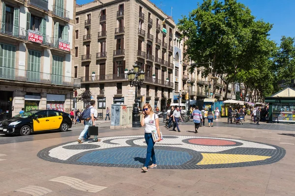 Люди ходят по знаменитой улице Ла Рамбла. View with Pla de l 'Os m — стоковое фото