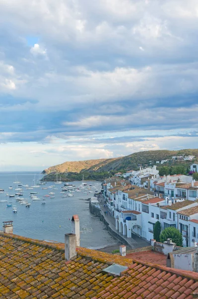 Cadaques panoramik Akdeniz sahil, İspanya üzerinde — Stok fotoğraf