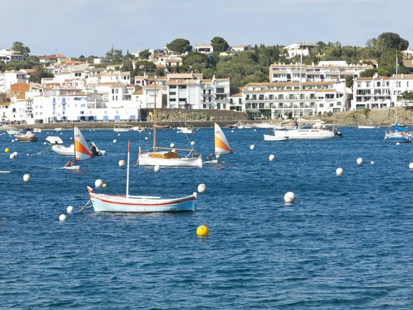 Medelhavet fiskebåt. Byn av Cadaqués, Costa Brava — Stockfoto
